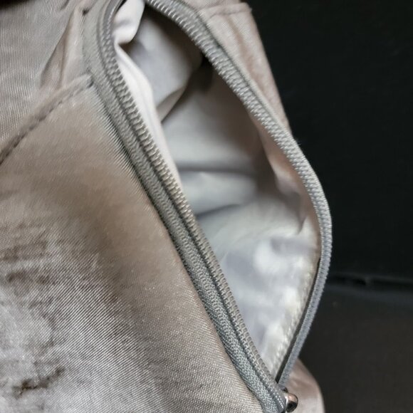 Baggallini Gray Crossbody Travel Bag – Multiple Zip Pockets, Great Condition! - Picture 10 of 14